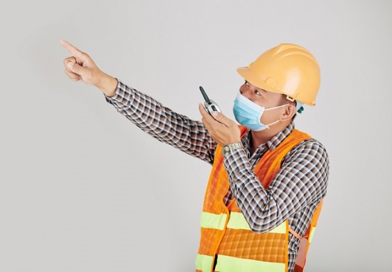 contractor wearing mask on construction site